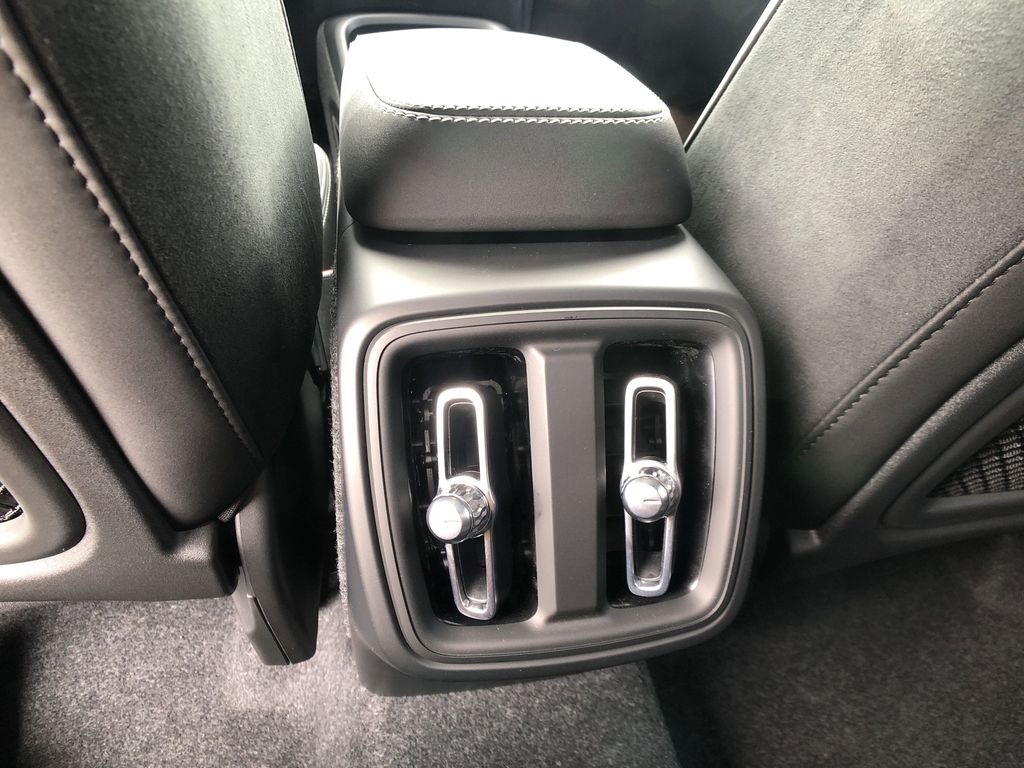 2026 Volvo XC40 Ultra Black Edition - Photo 37