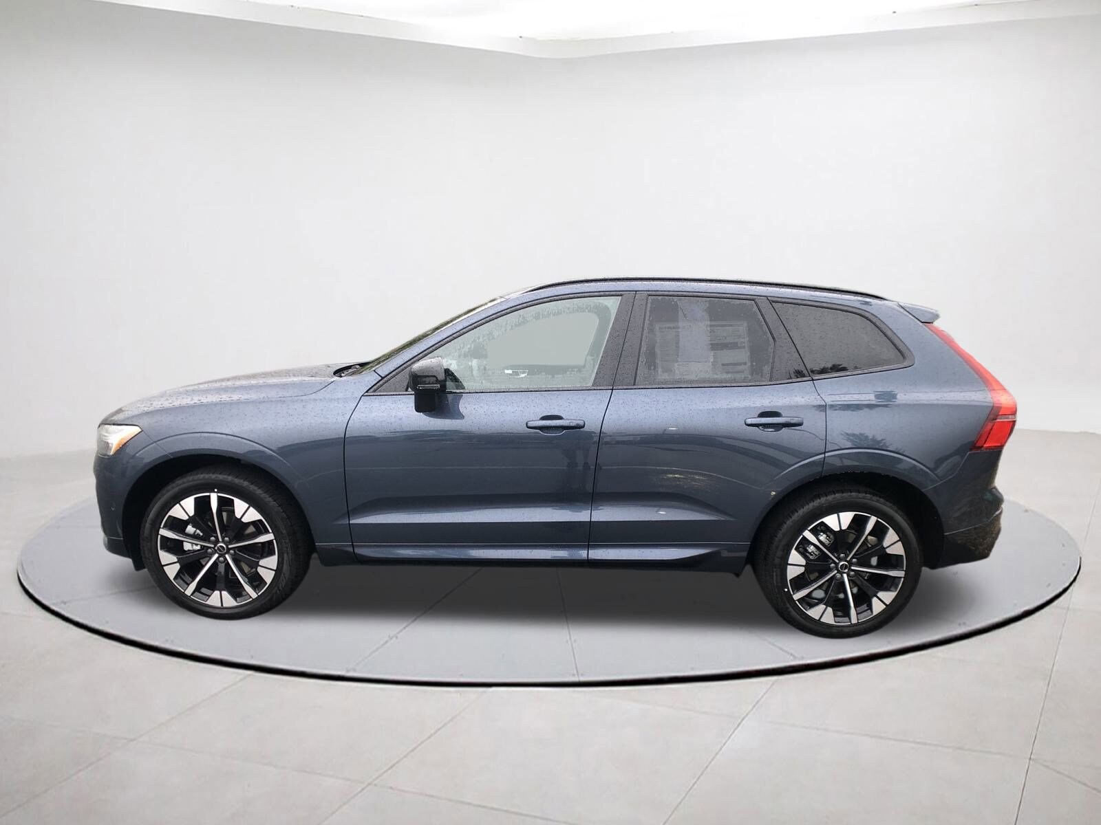 2026 Volvo XC60 B5 Plus photo 4