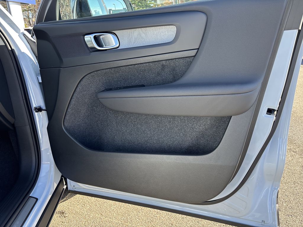 2026 Volvo XC40 Plus - Photo 18