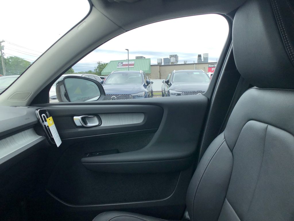 2026 Volvo XC40 Plus - Photo 30