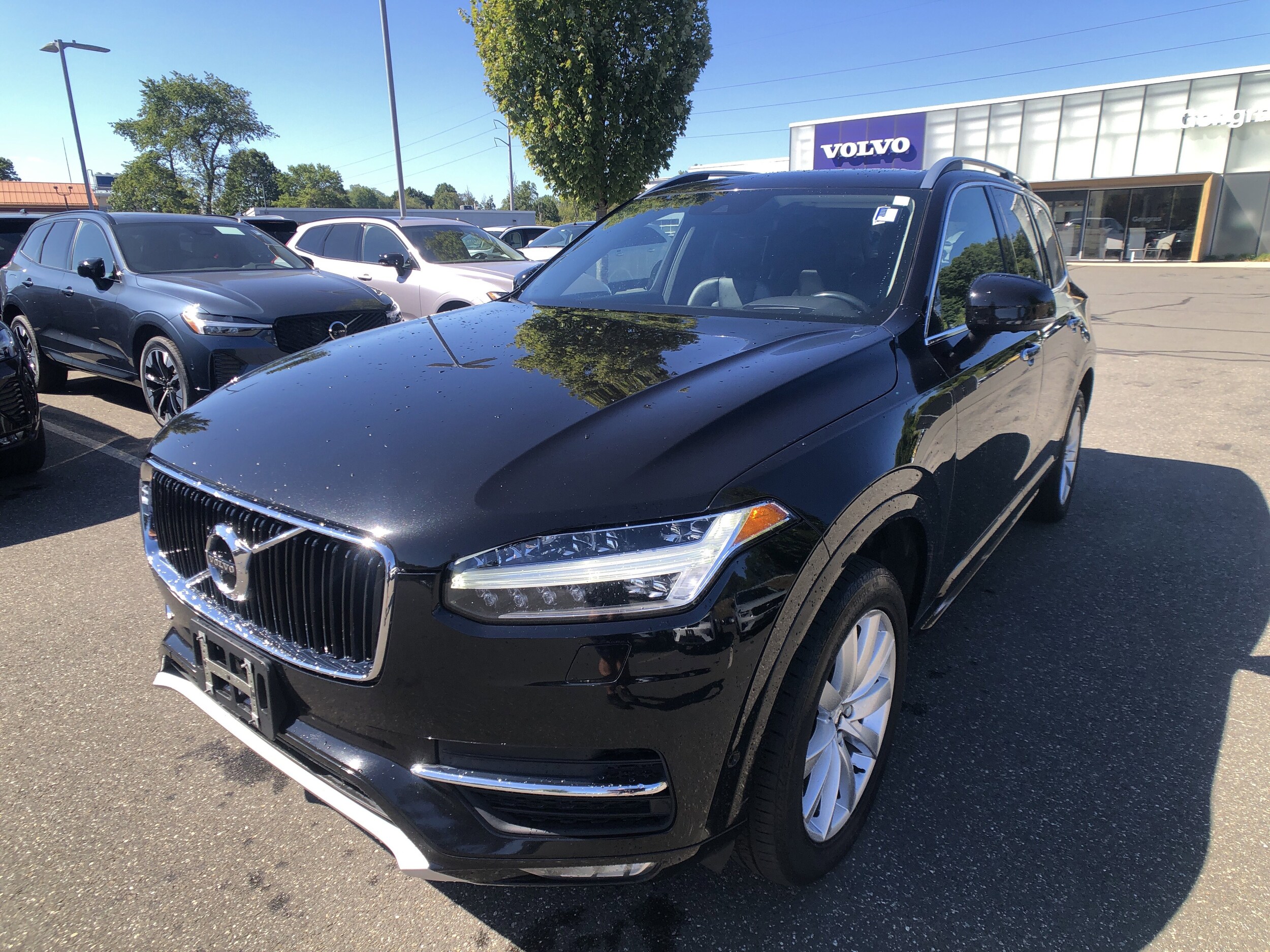 2017 Volvo XC90 T6 AWD Momentum photo 2