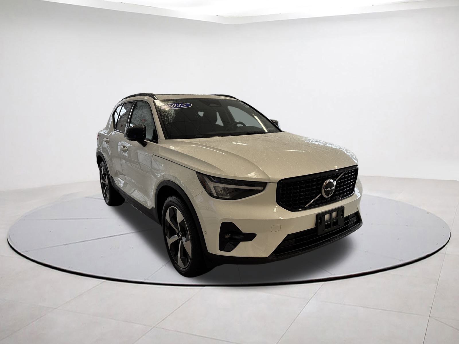 2025 Volvo XC40 Plus photo 3