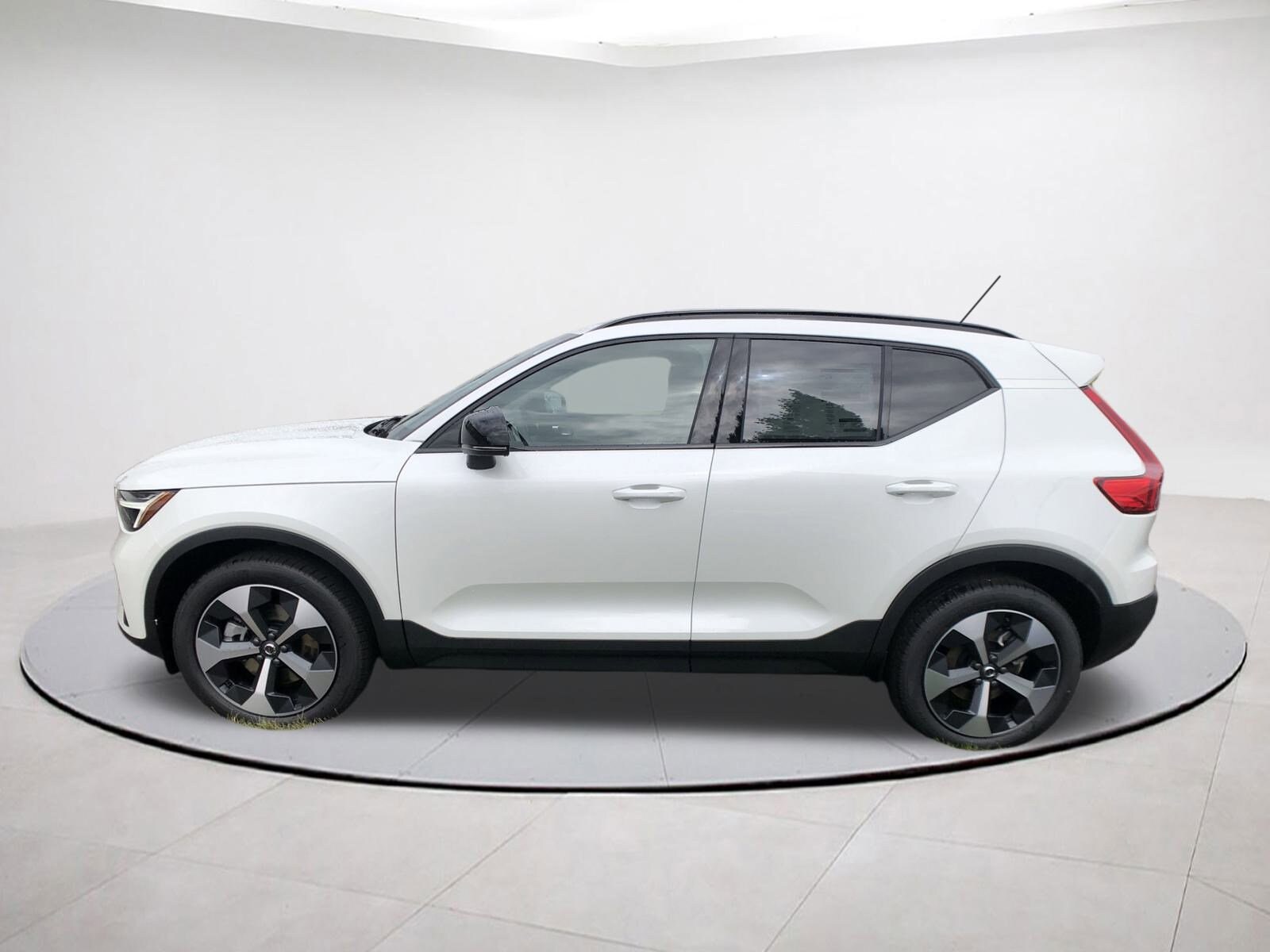 2026 Volvo XC40 Core photo 4