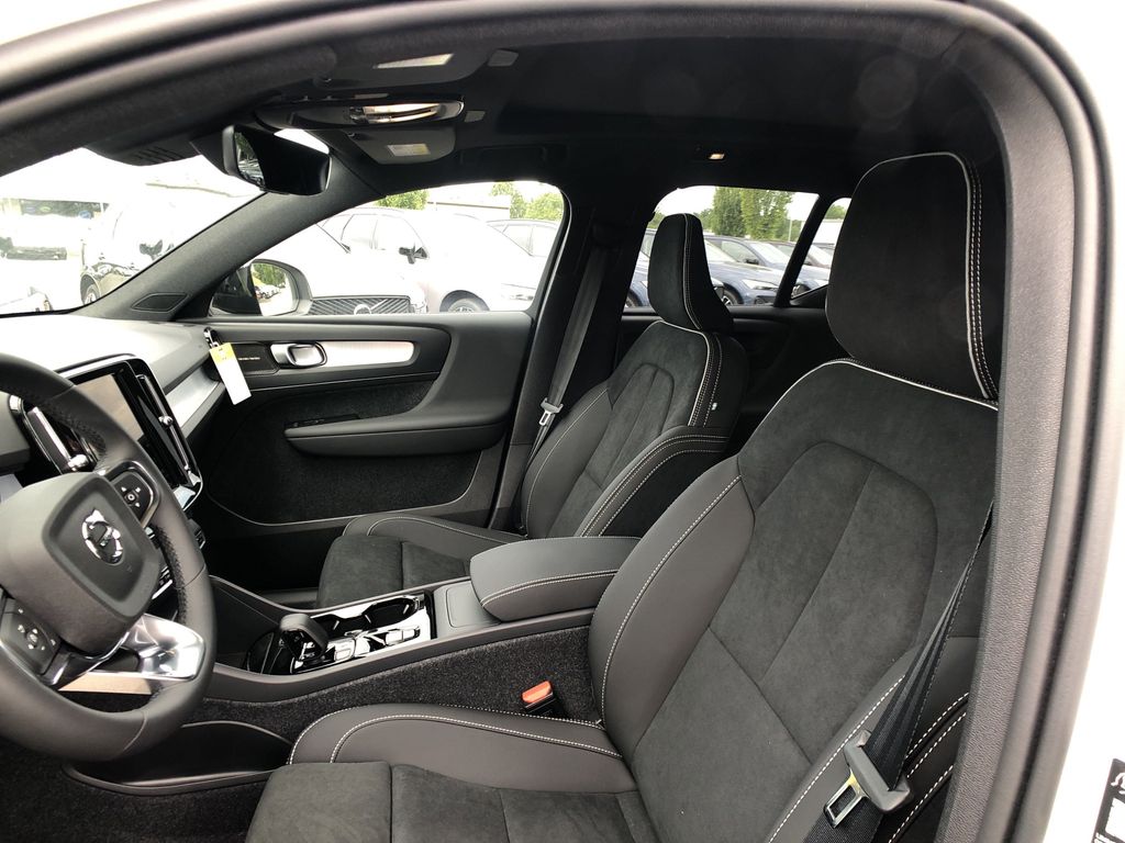 2026 Volvo XC40 Ultra Black Edition - Photo 17