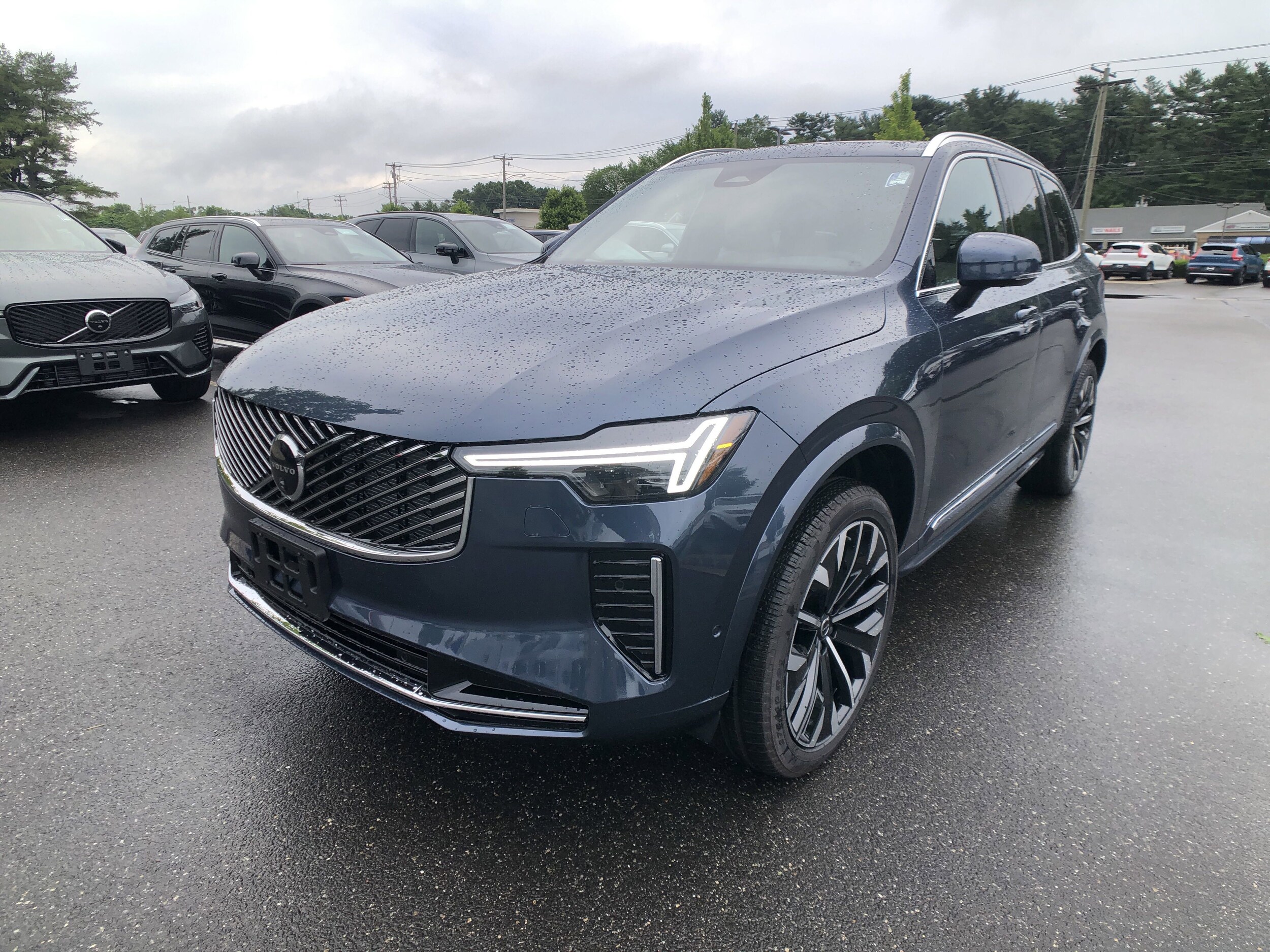 2026 Volvo XC90 Plus Black Edition photo 3