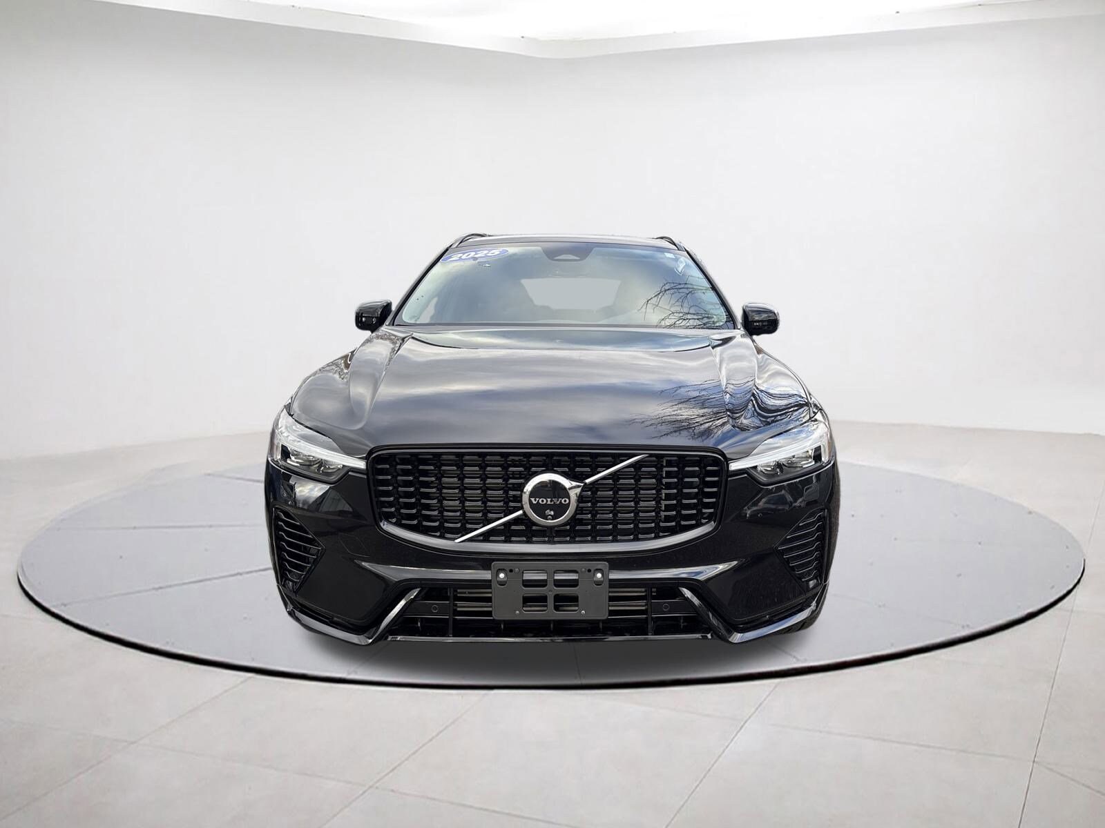 2025 Volvo XC60 Hybrid T8 photo 2