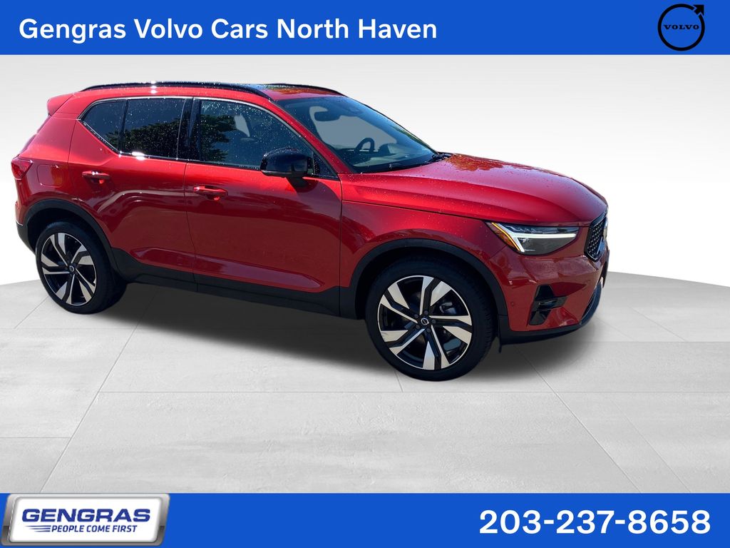 2025 Volvo XC40 B5 Ultra Dark AWD's photo