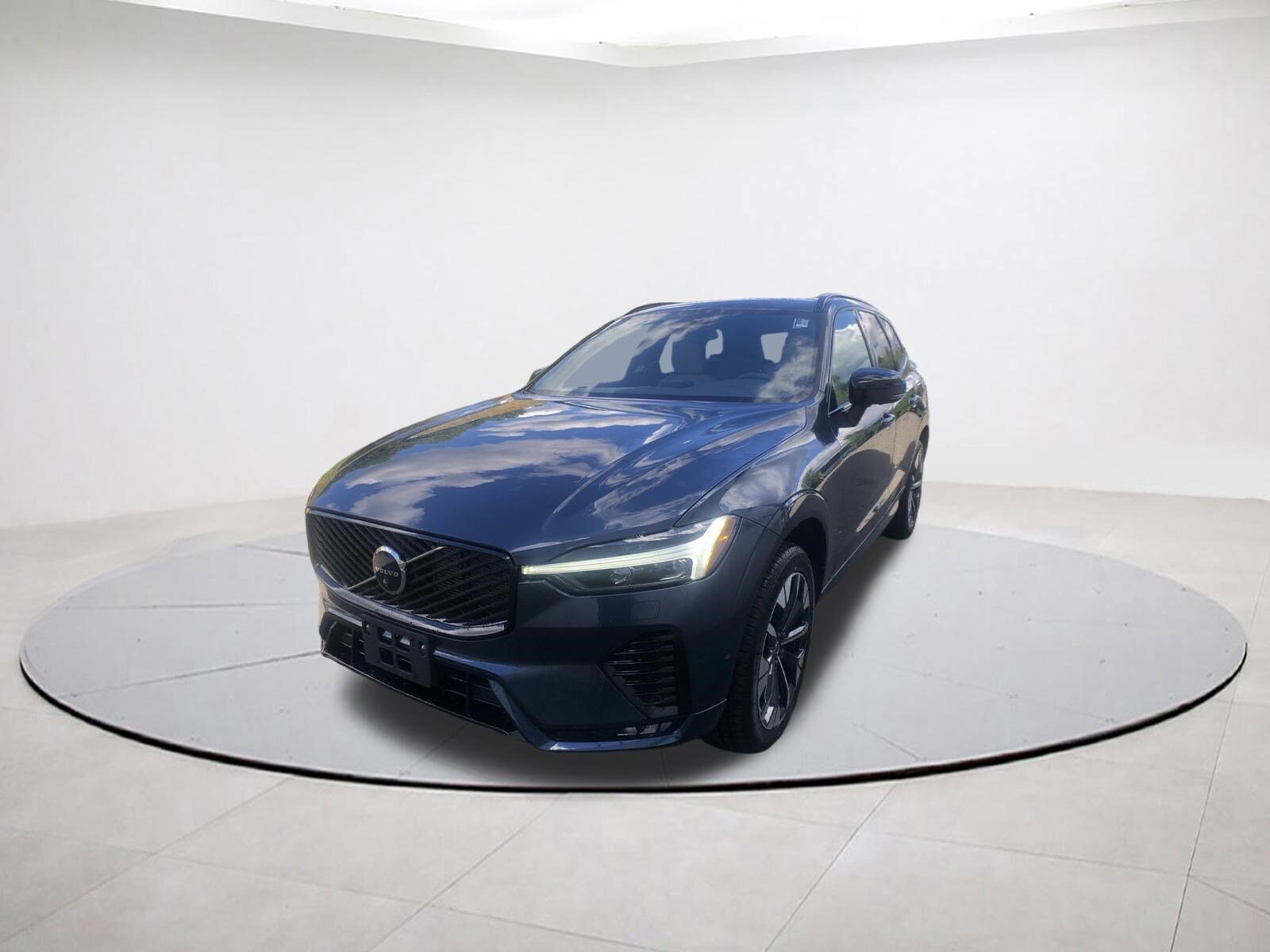 2026 Volvo XC60 B5 Plus photo 3