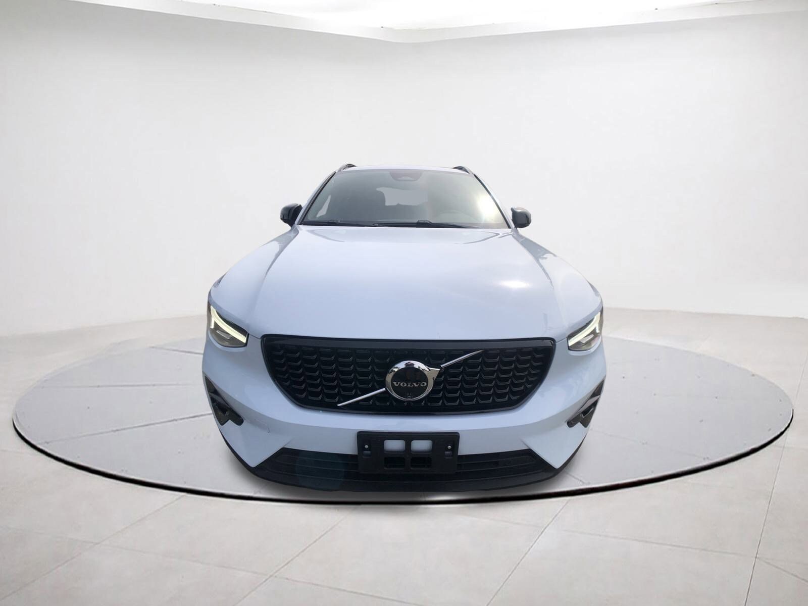2025 Volvo XC40 Plus photo 2