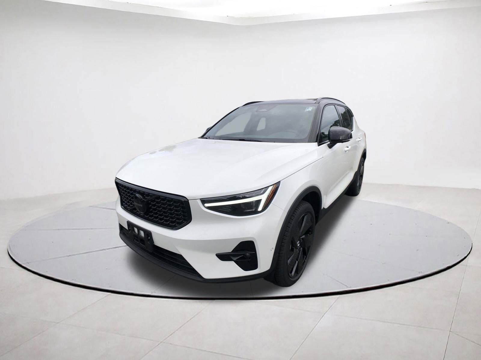2026 Volvo XC40 photo 3
