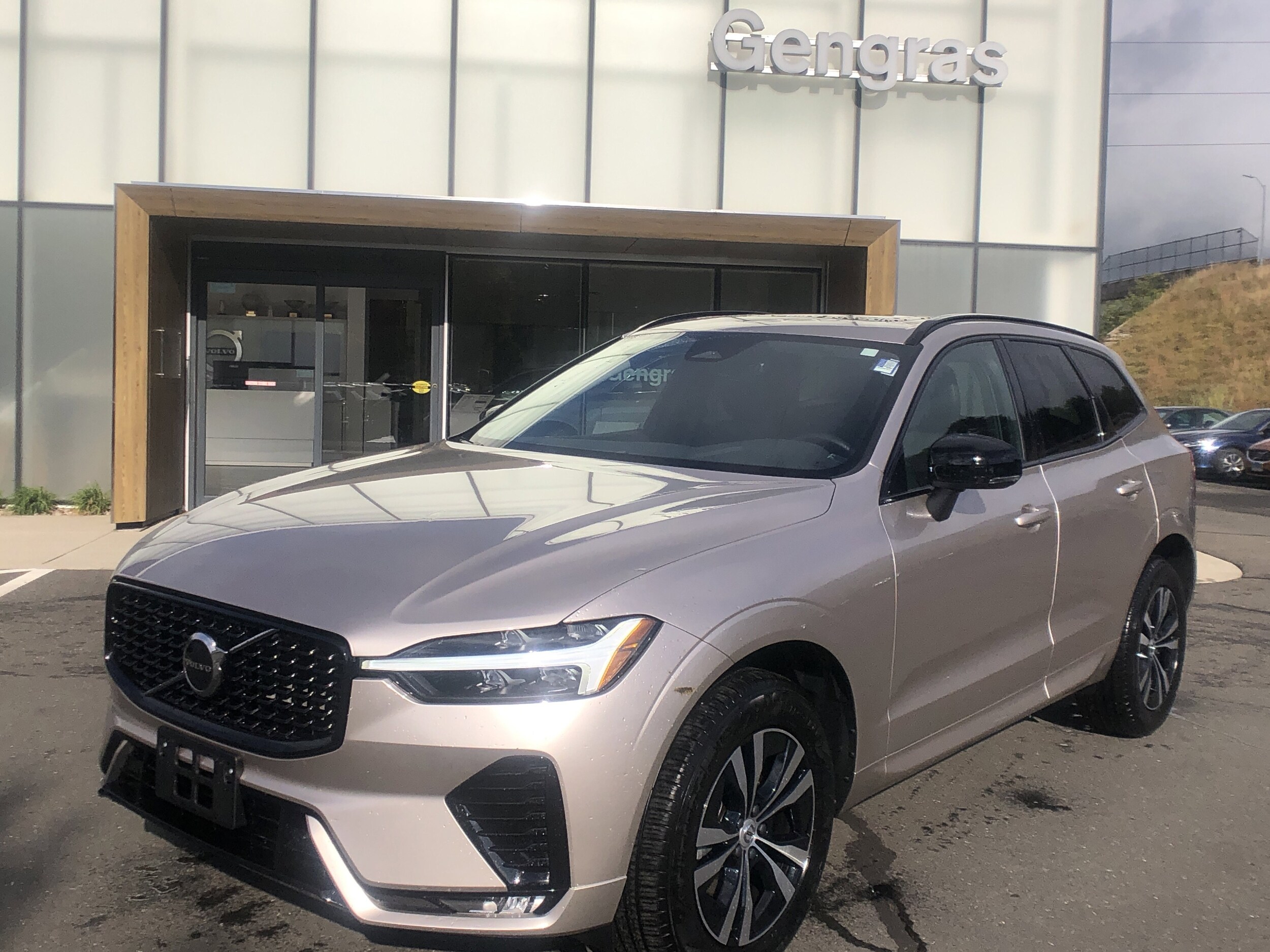2025 Volvo XC60 B5 Core photo 3