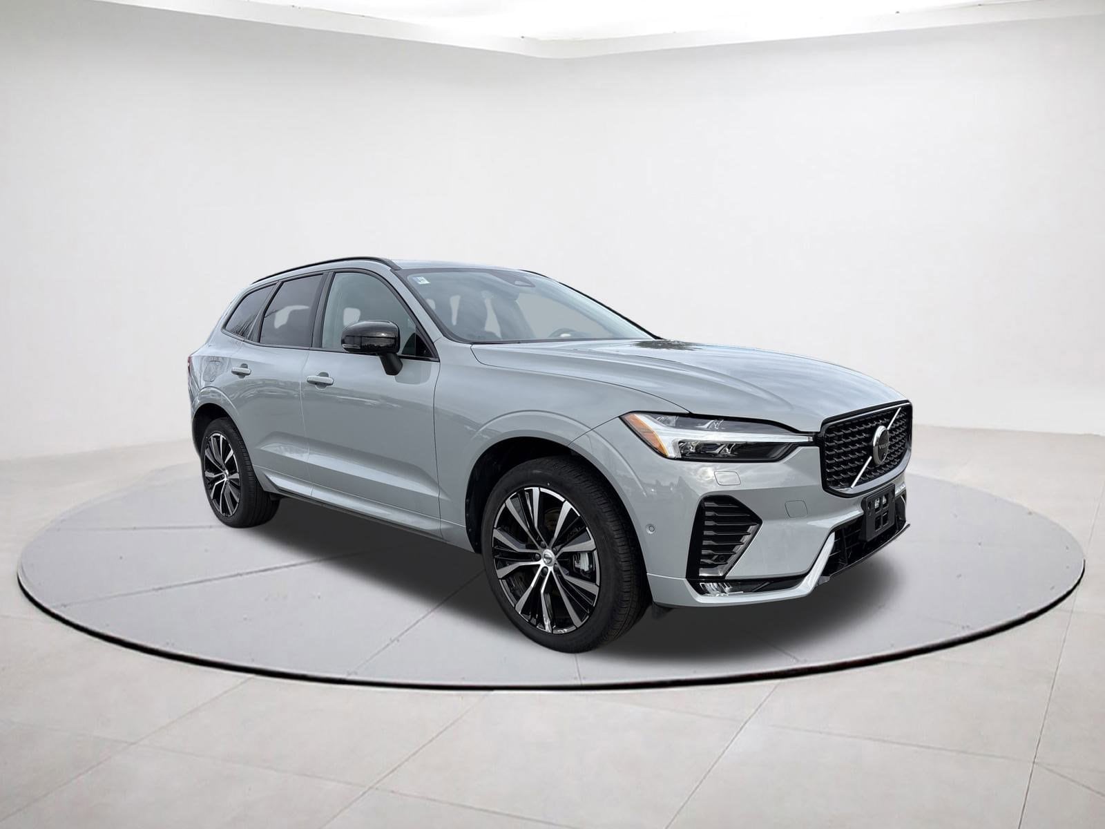 2025 Volvo XC60 Plus's photo