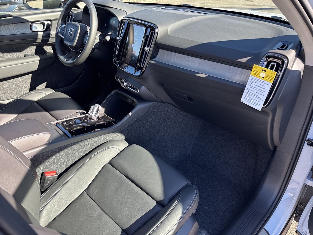 2026 Volvo XC40 Plus - Photo 16