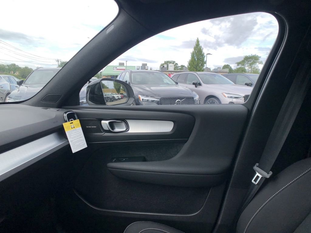 2026 Volvo XC40 Ultra Black Edition - Photo 30