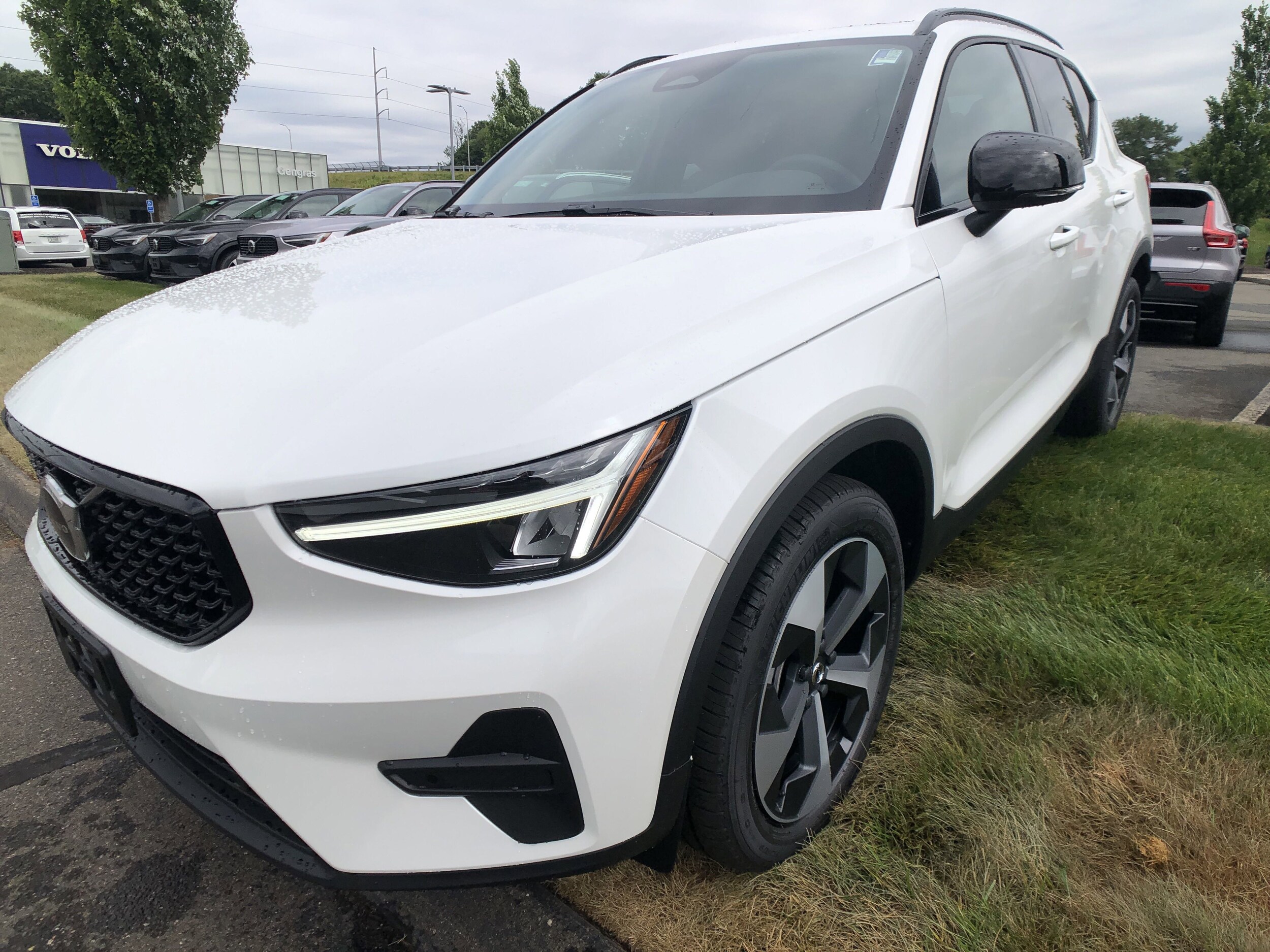 2026 Volvo XC40 Plus photo 3