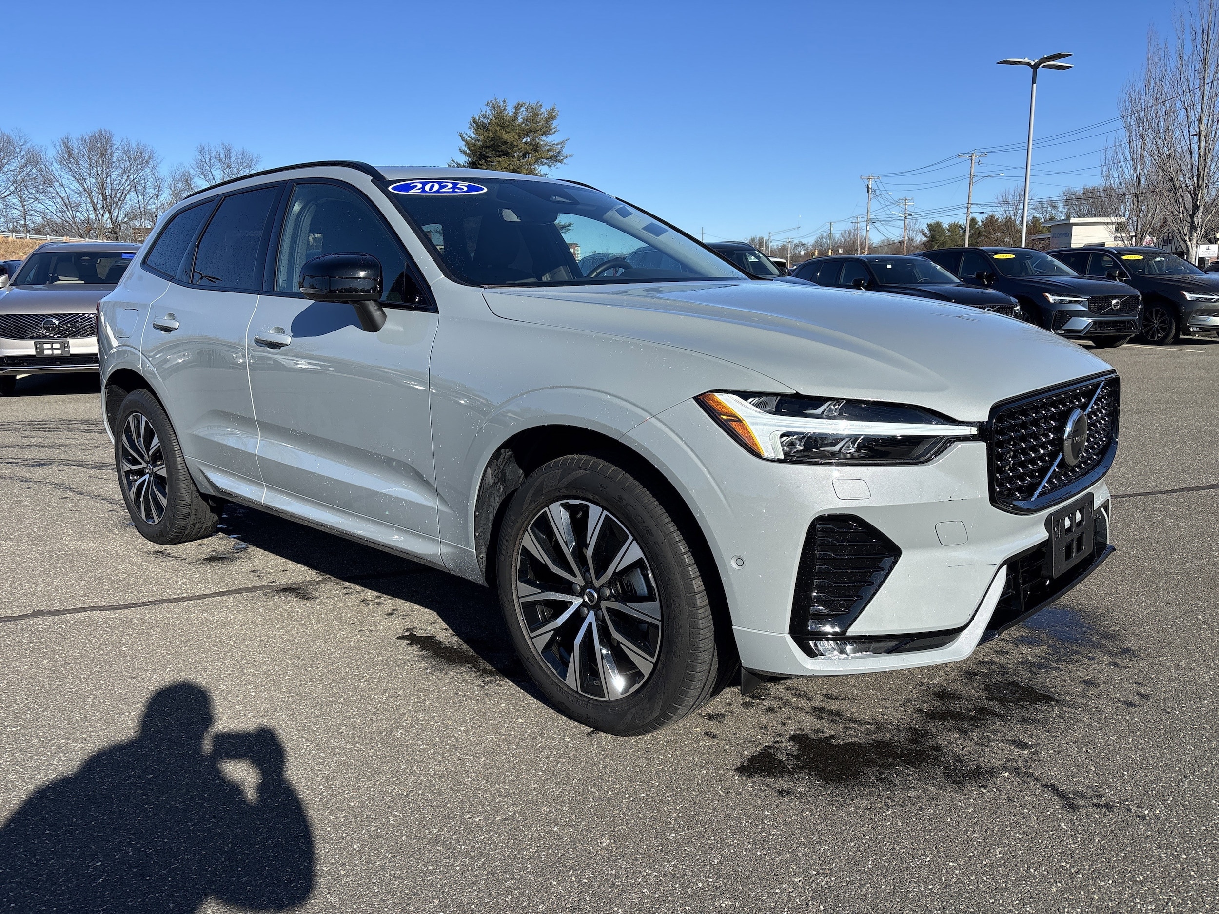 2025 Volvo XC60 Plus's photo