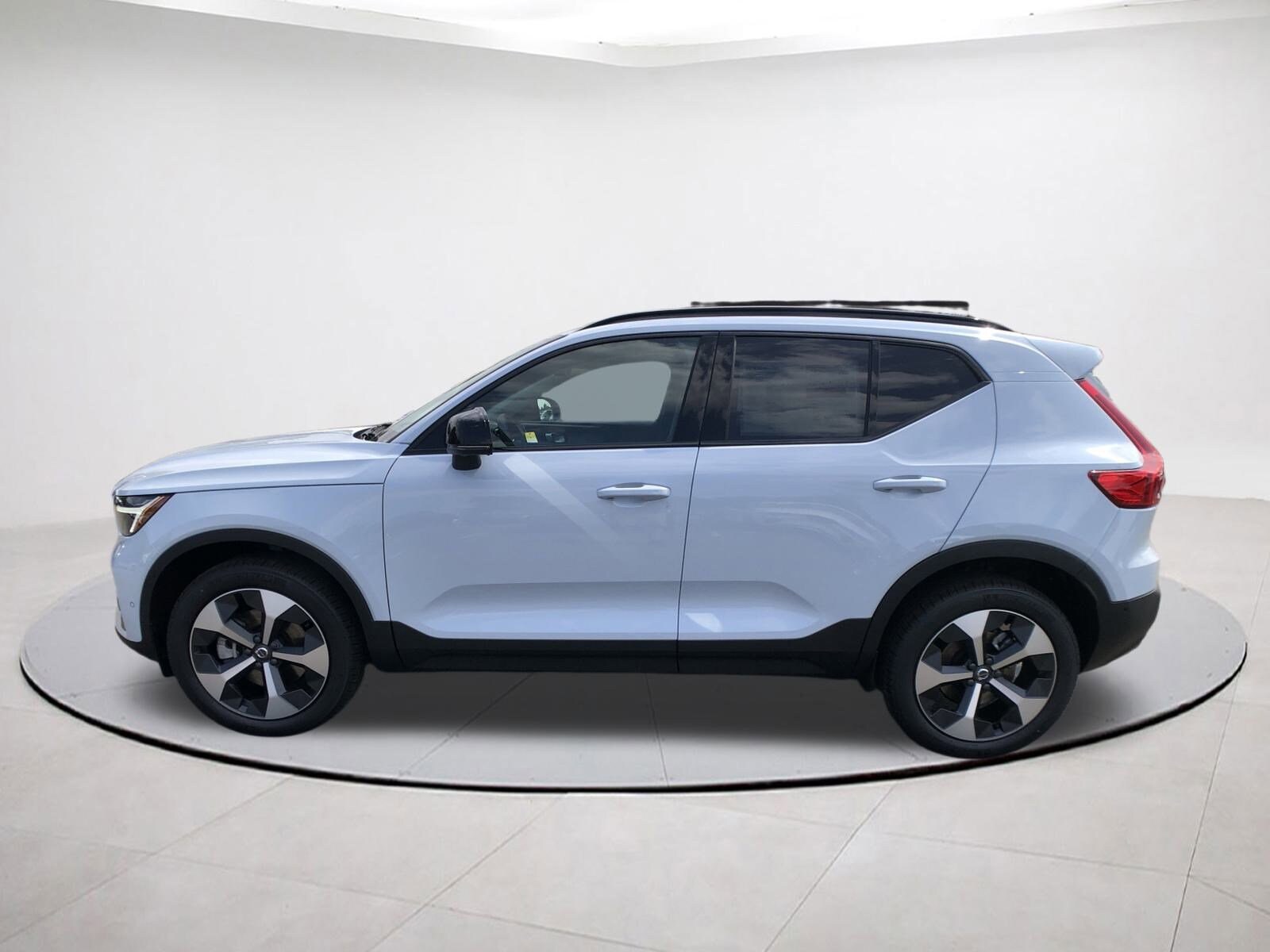 2026 Volvo XC40 Plus photo 4