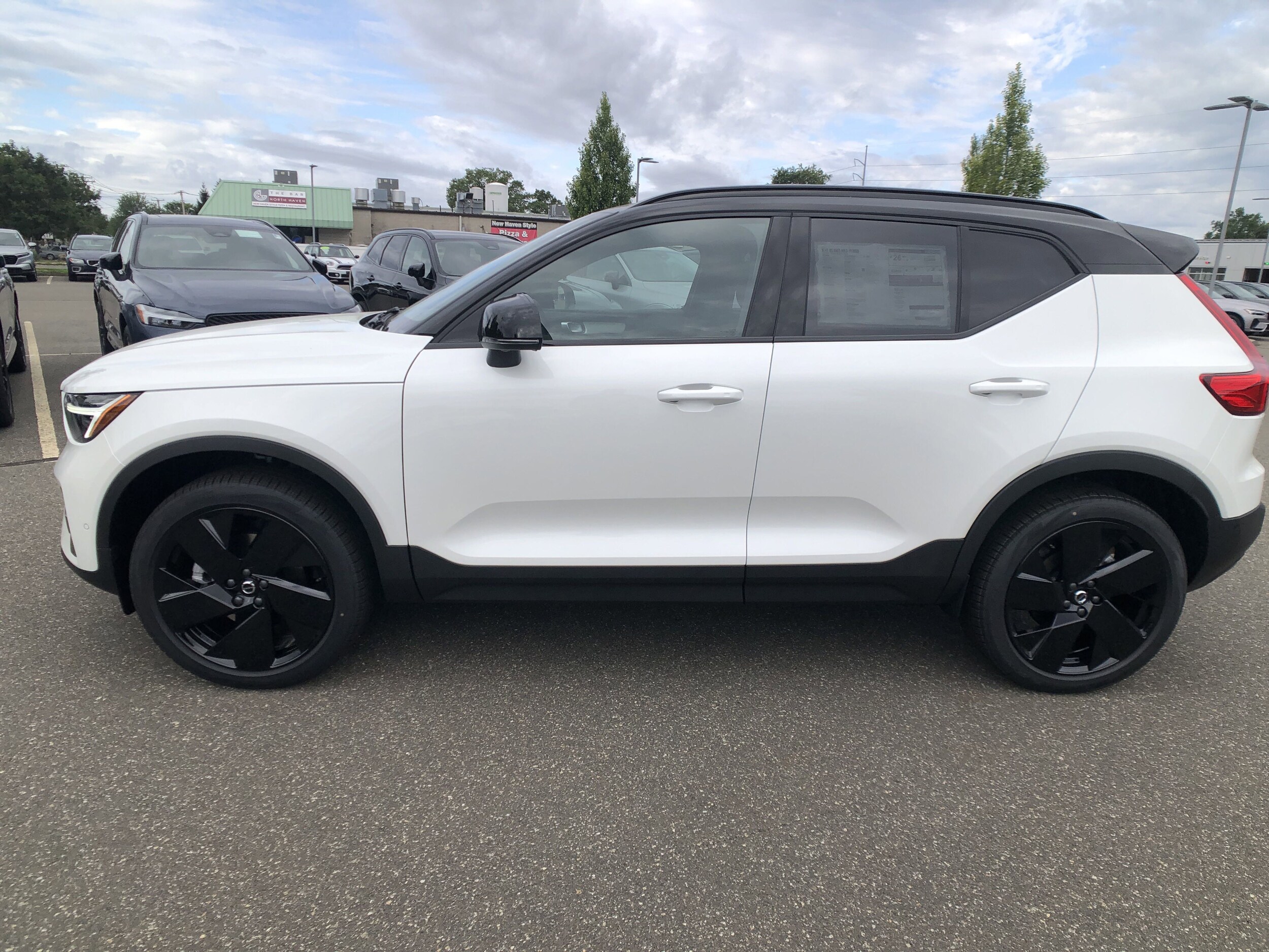 2026 Volvo XC40 photo 2