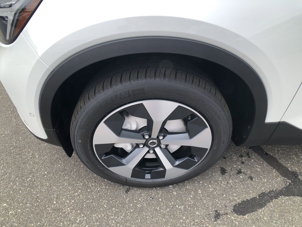 2026 Volvo XC40 Plus - Photo 11