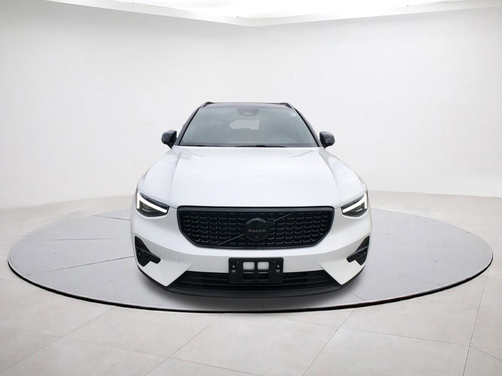 2026 Volvo XC40 photo 2