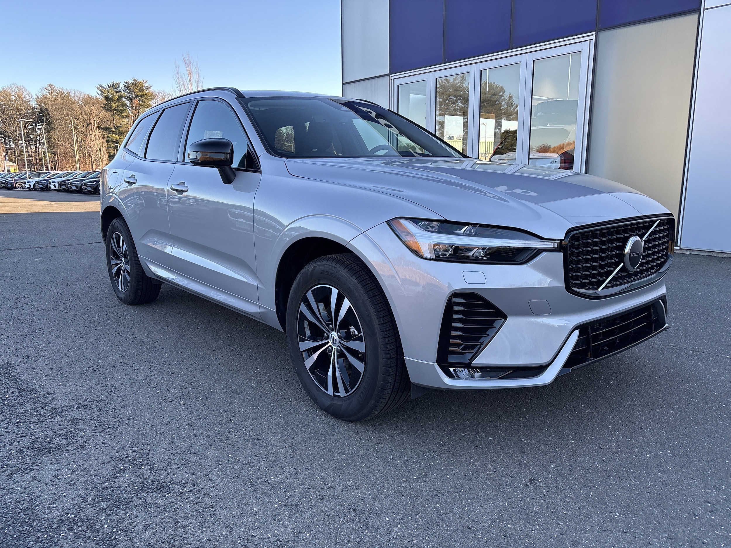 2025 Volvo XC60 Core's photo