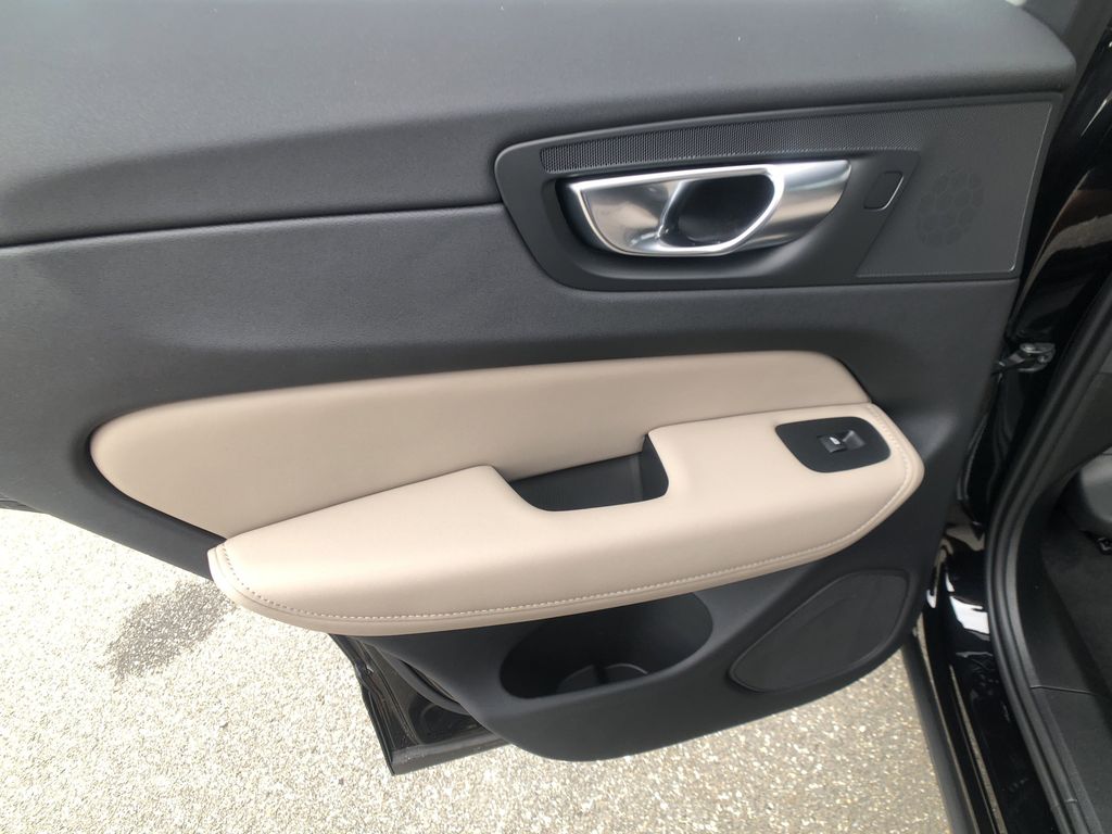 2026 Volvo XC60 Plus - Photo 23