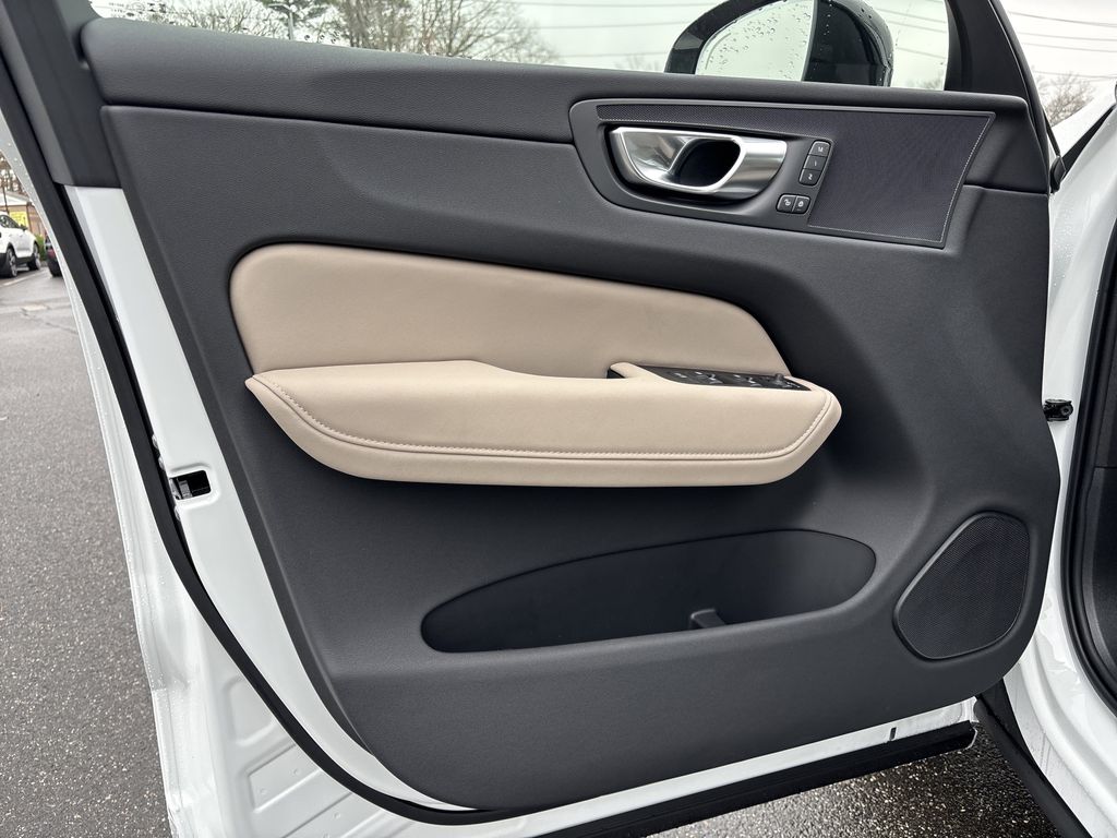 2026 Volvo XC60 Plus - Photo 13