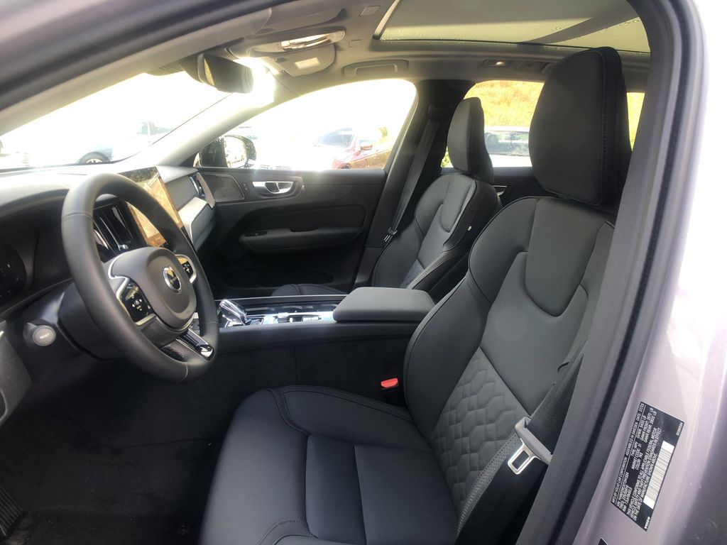 2026 Volvo XC60 Plus - Photo 14