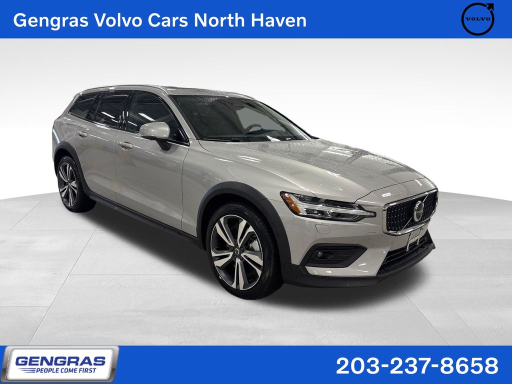 2025 Volvo V60 Cross Country B5 Plus AWD's photo