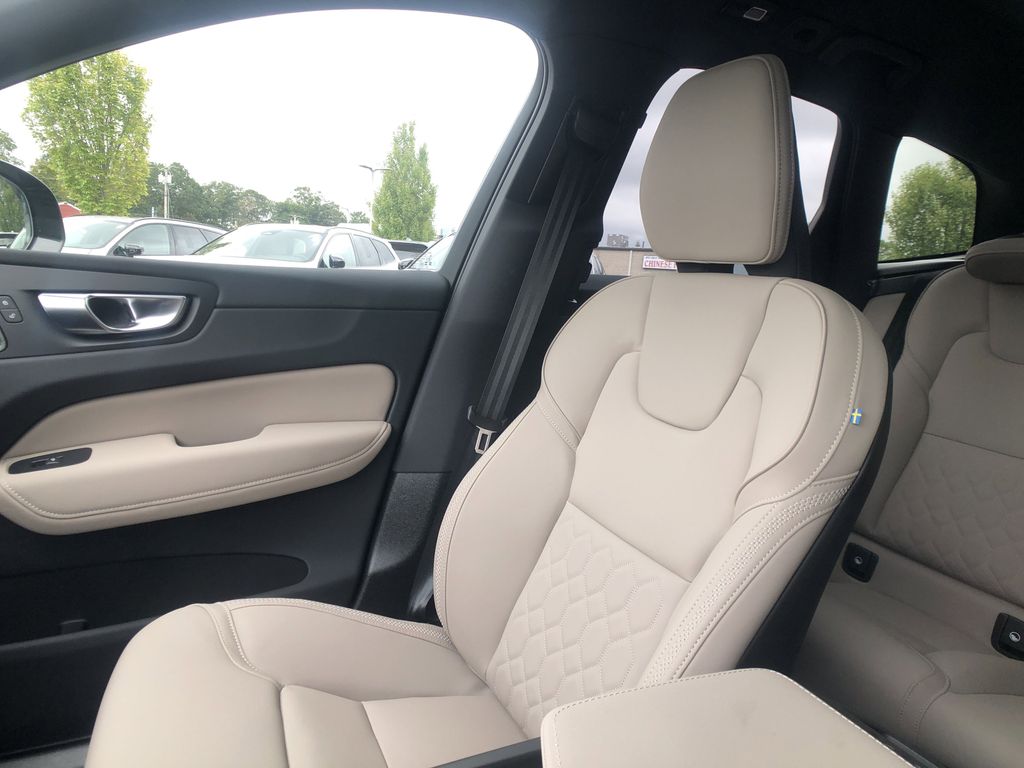 2026 Volvo XC60 Plus - Photo 20