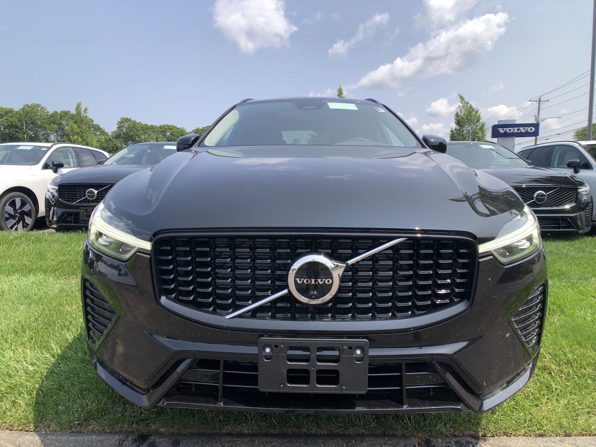 2025 Volvo XC60 B5 Plus photo 2