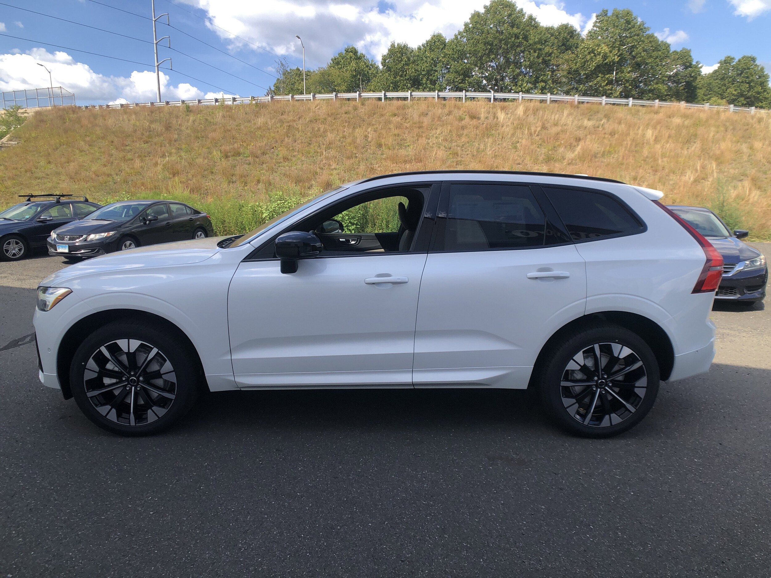 2026 Volvo XC60 B5 Plus photo 4