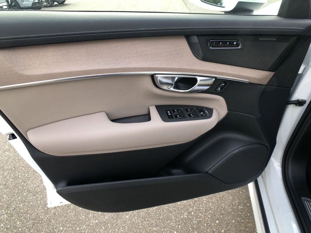 2026 Volvo XC90 Plus - Photo 18