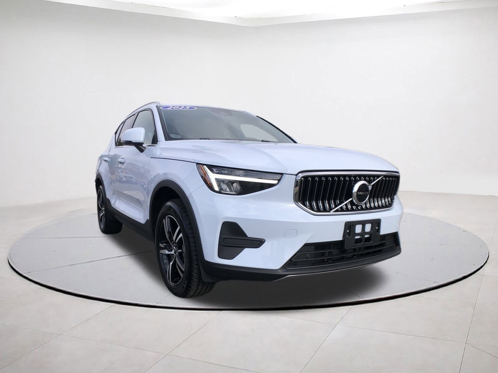 2025 Volvo XC40 Core's photo