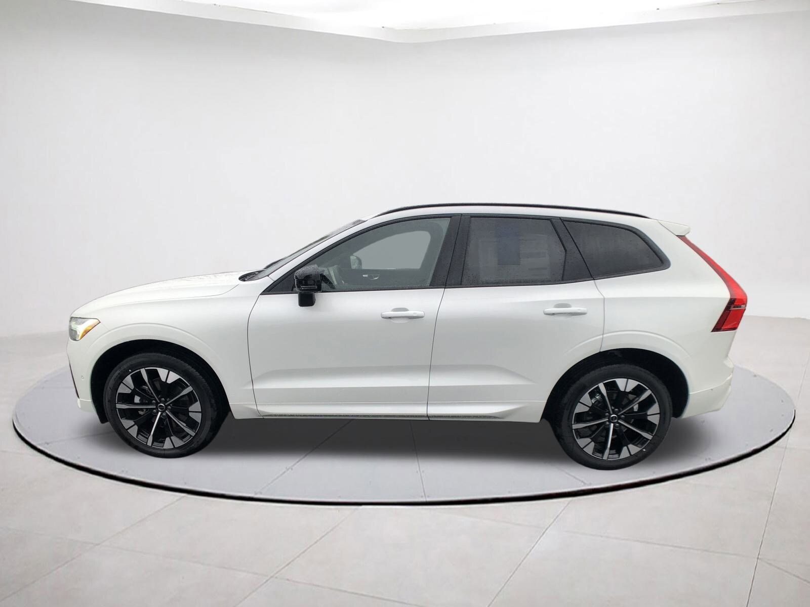 2026 Volvo XC60 B5 Plus photo 4