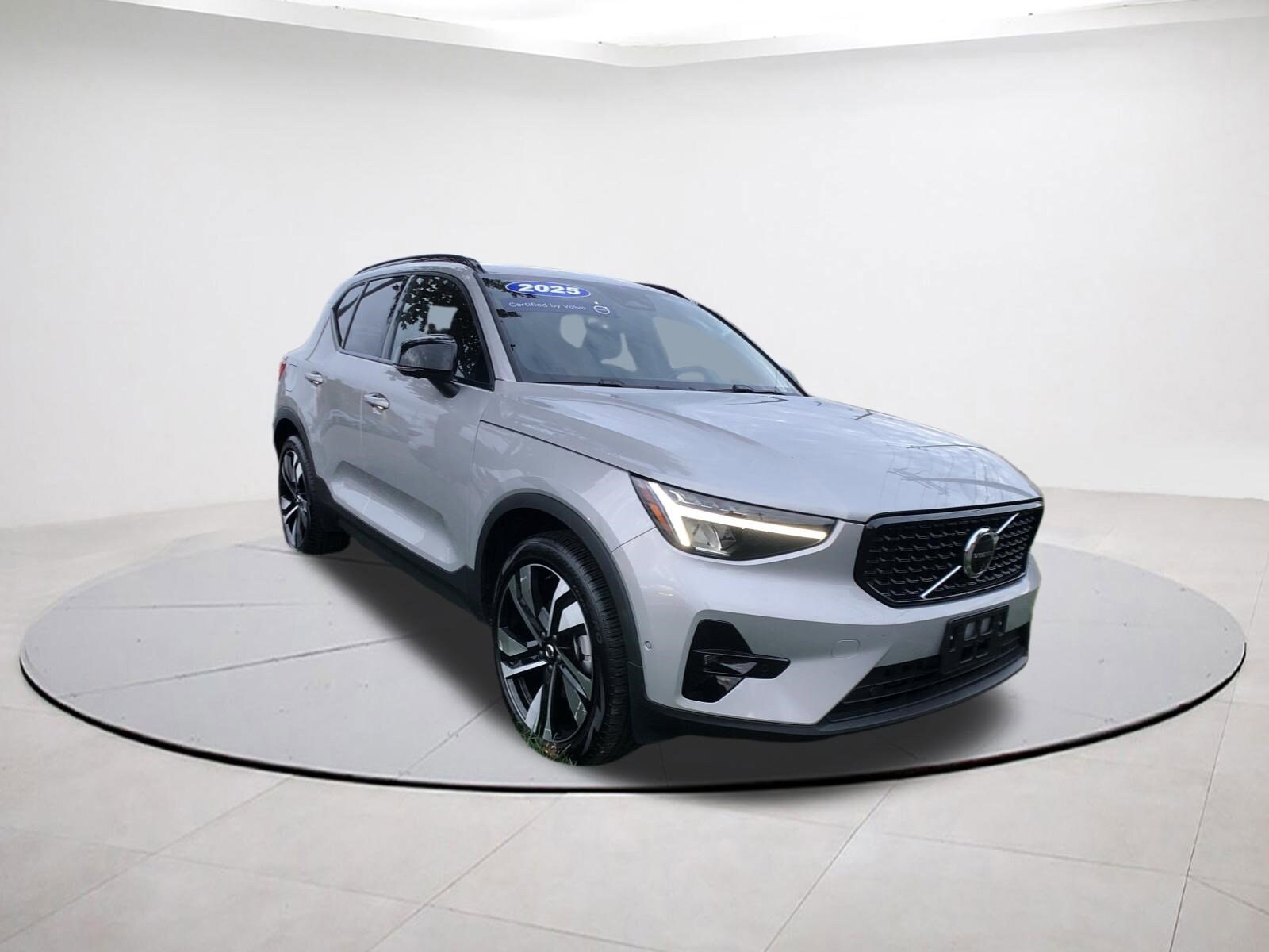2025 Volvo XC40 Plus photo 3