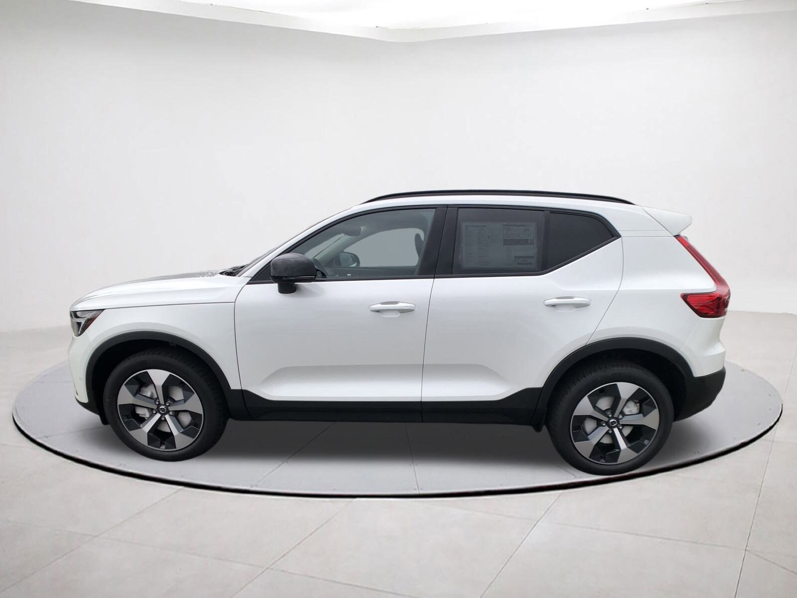 2026 Volvo XC40 Plus photo 4