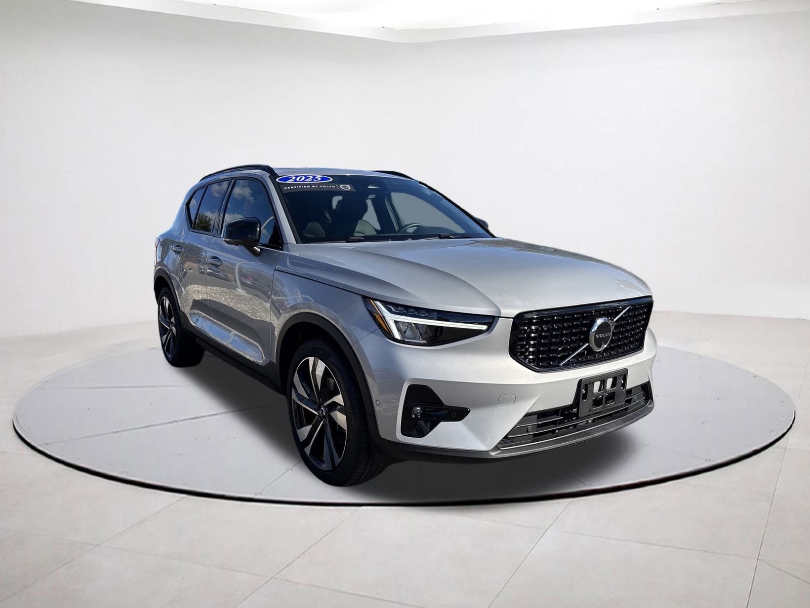 2025 Volvo XC40 Plus photo 3
