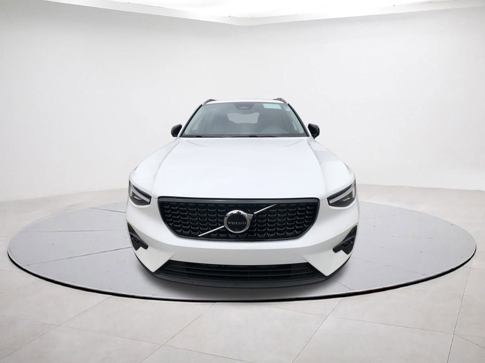 2026 Volvo XC40 Plus photo 2