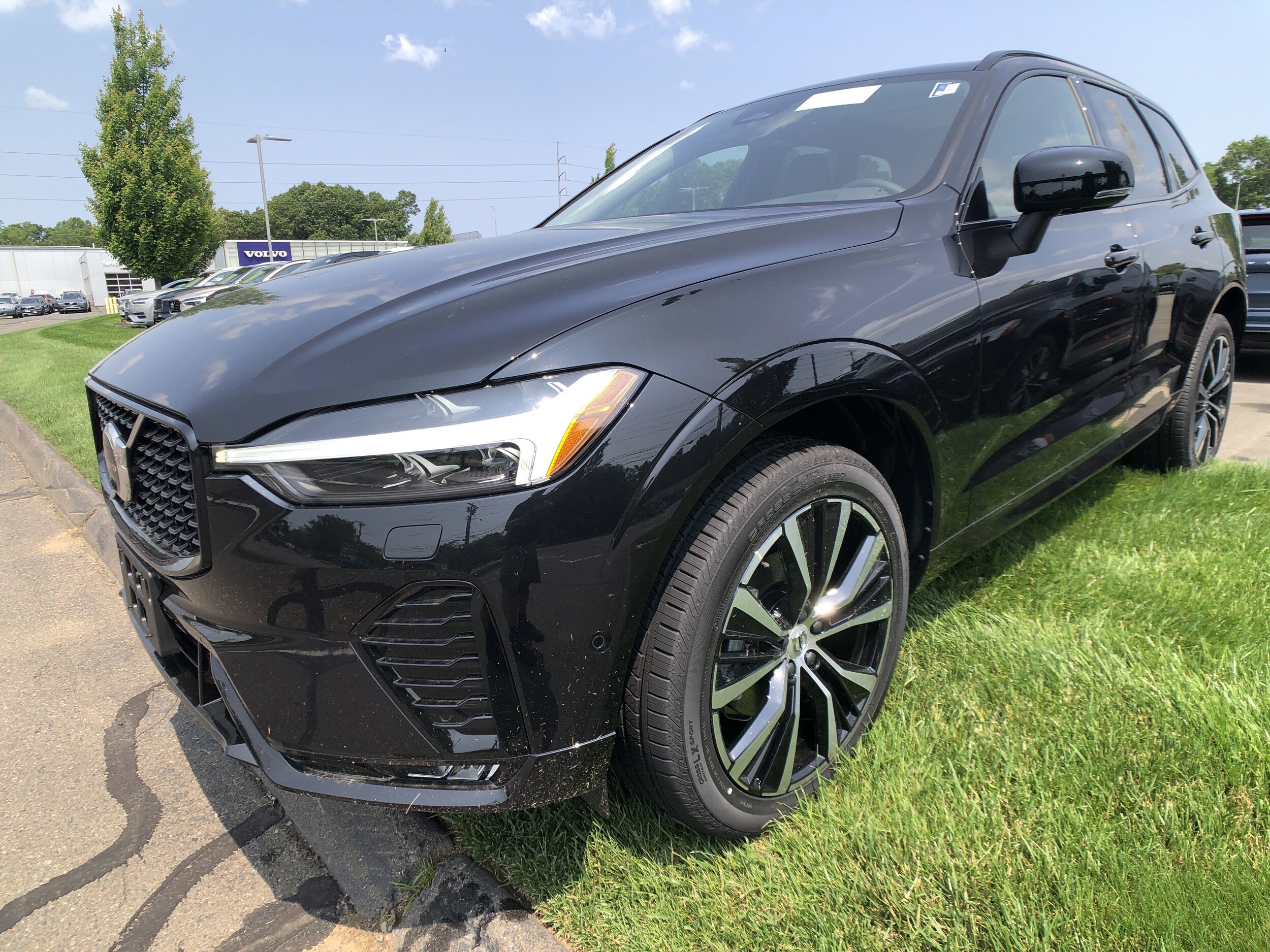 2025 Volvo XC60 B5 Plus photo 3