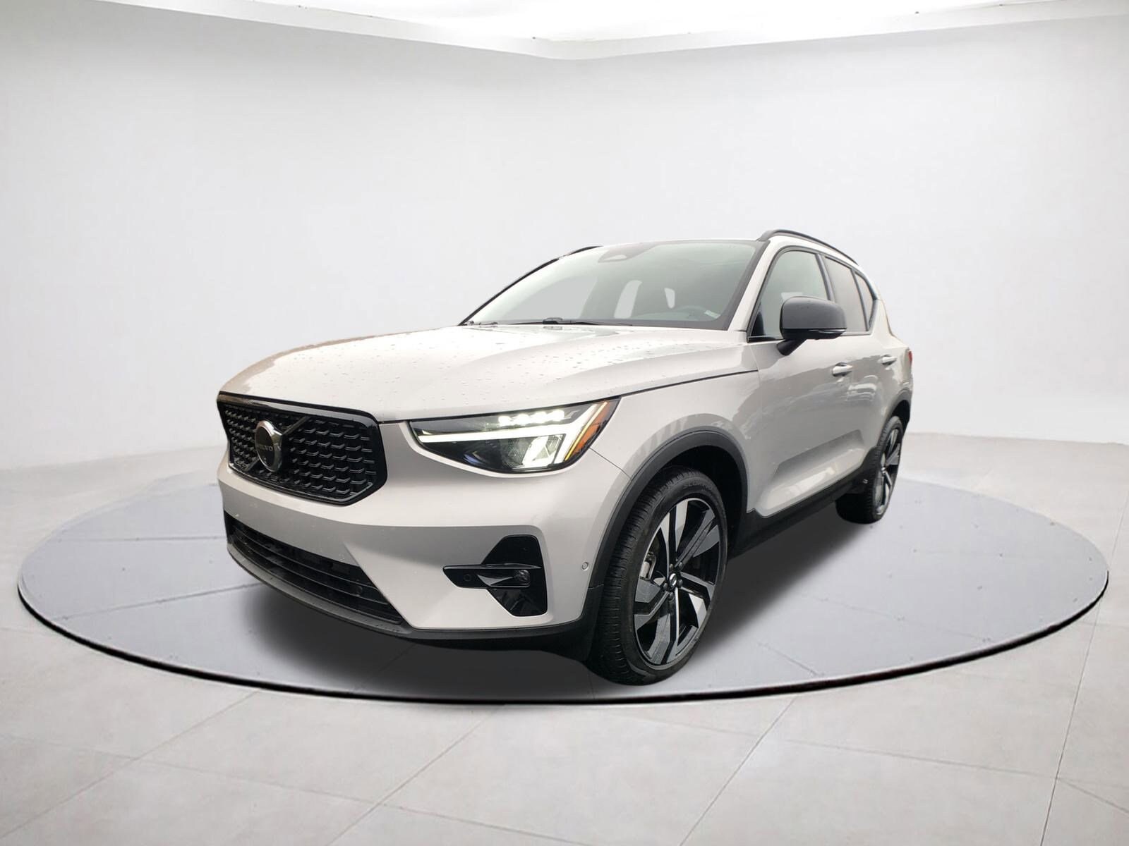 2025 Volvo XC40 Plus photo 3
