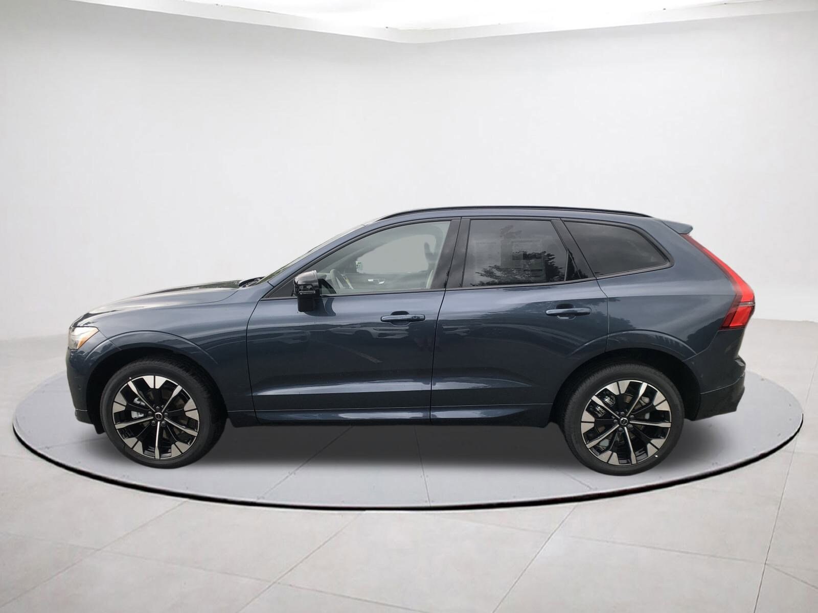 2026 Volvo XC60 B5 Plus photo 4