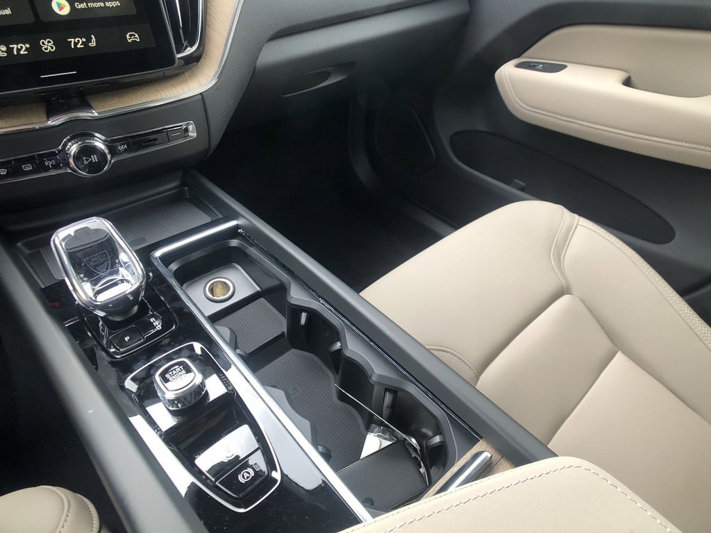 2026 Volvo XC60 Plus - Photo 18