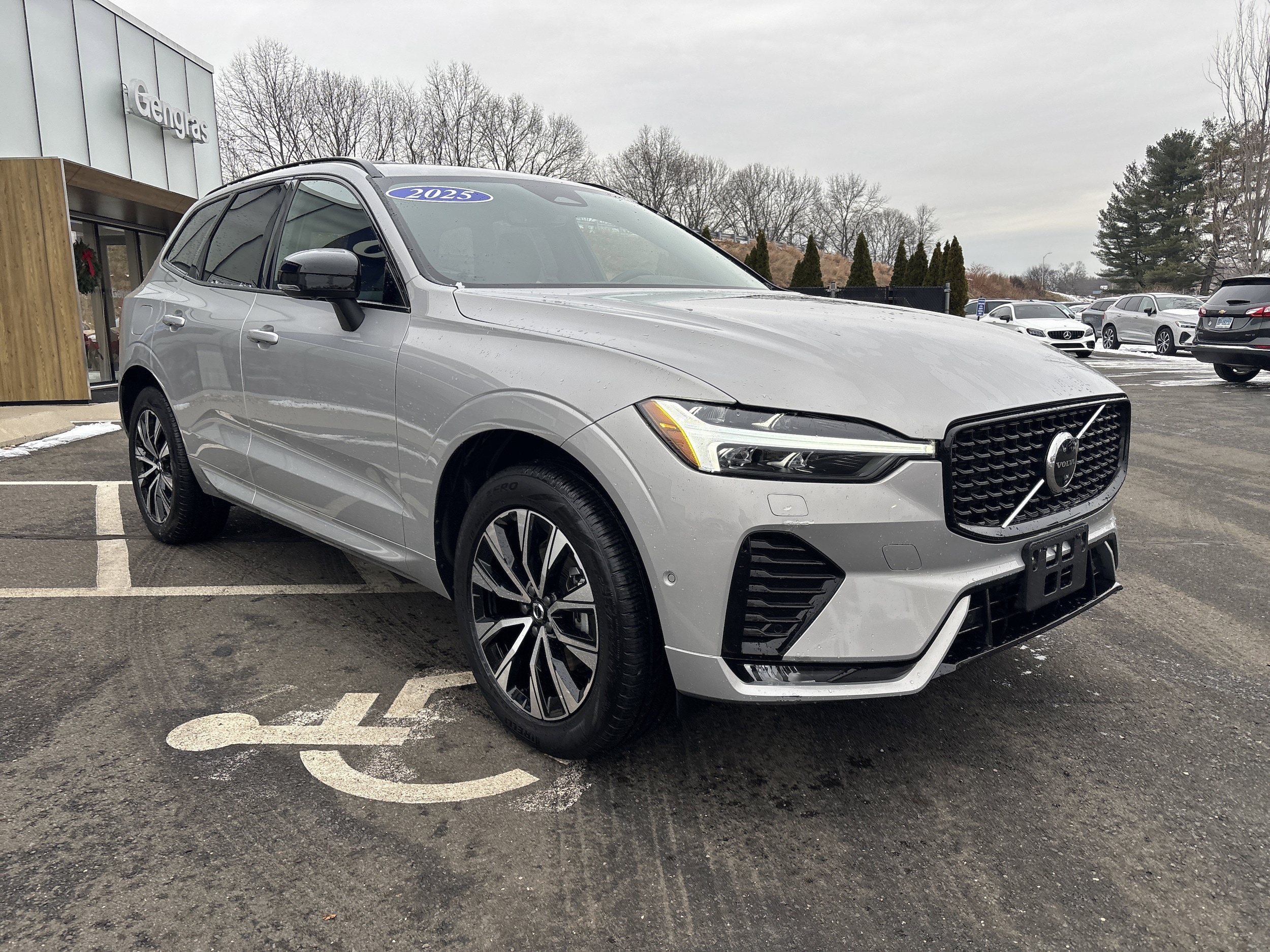 2025 Volvo XC60 Plus's photo