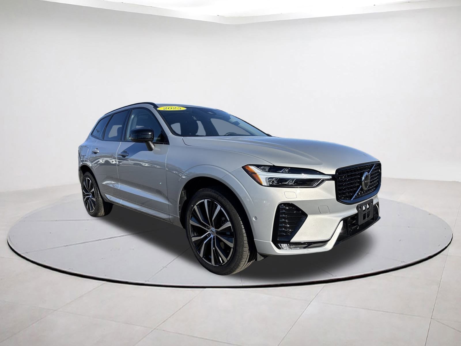 2025 Volvo XC60 Plus's photo