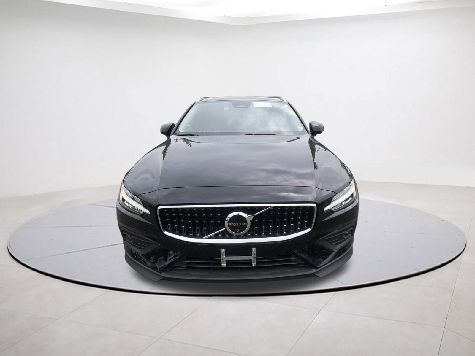 2025 Volvo V60 Cross Country B5 photo 2