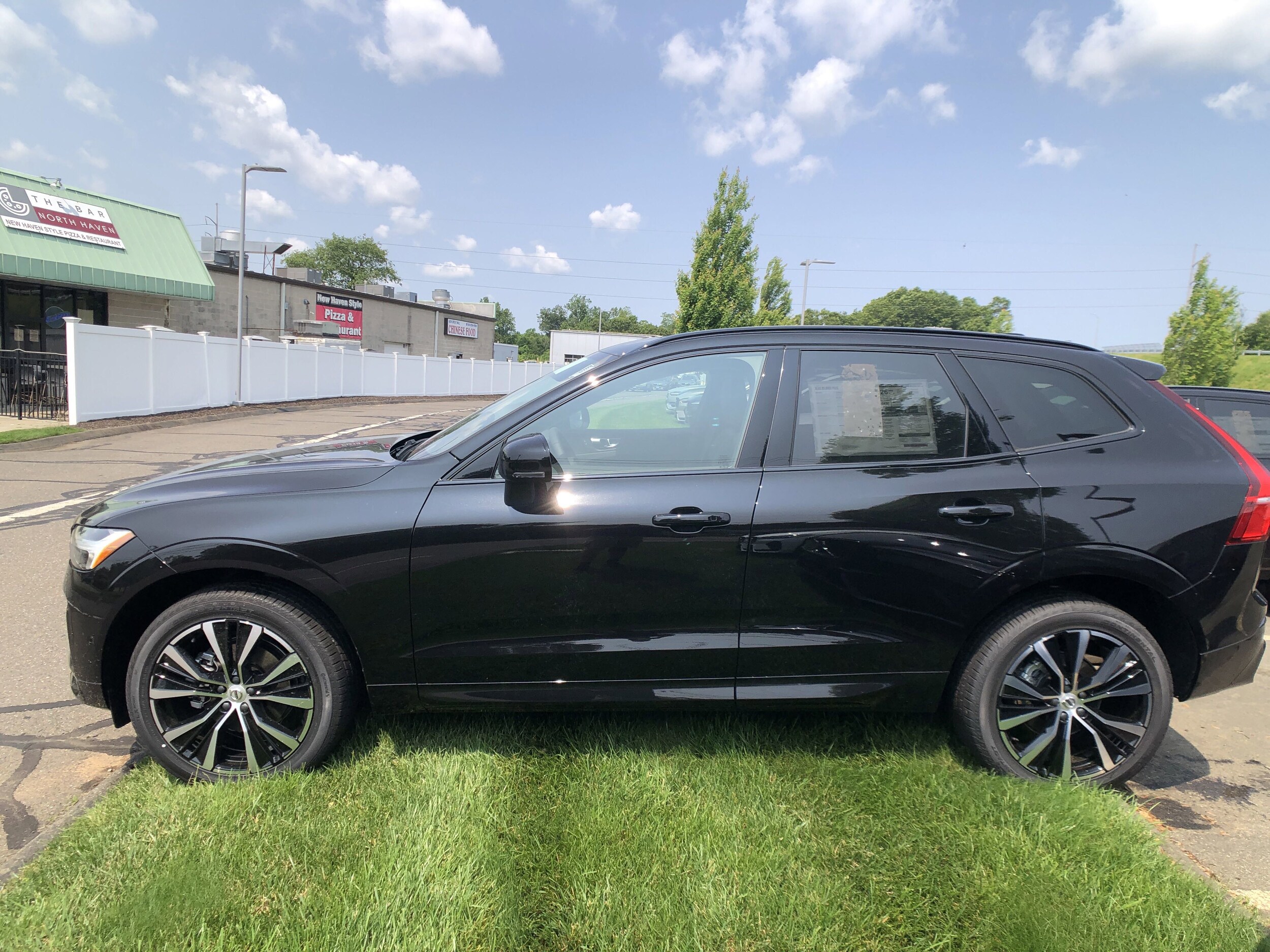2025 Volvo XC60 B5 Plus photo 4