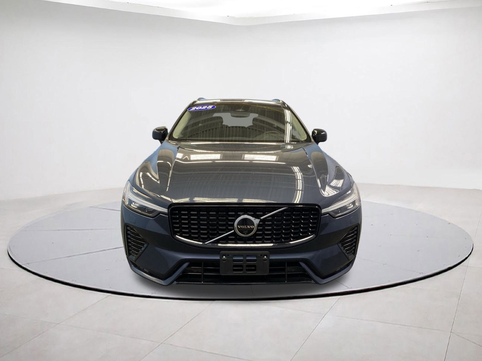 2025 Volvo XC60 Plus photo 2