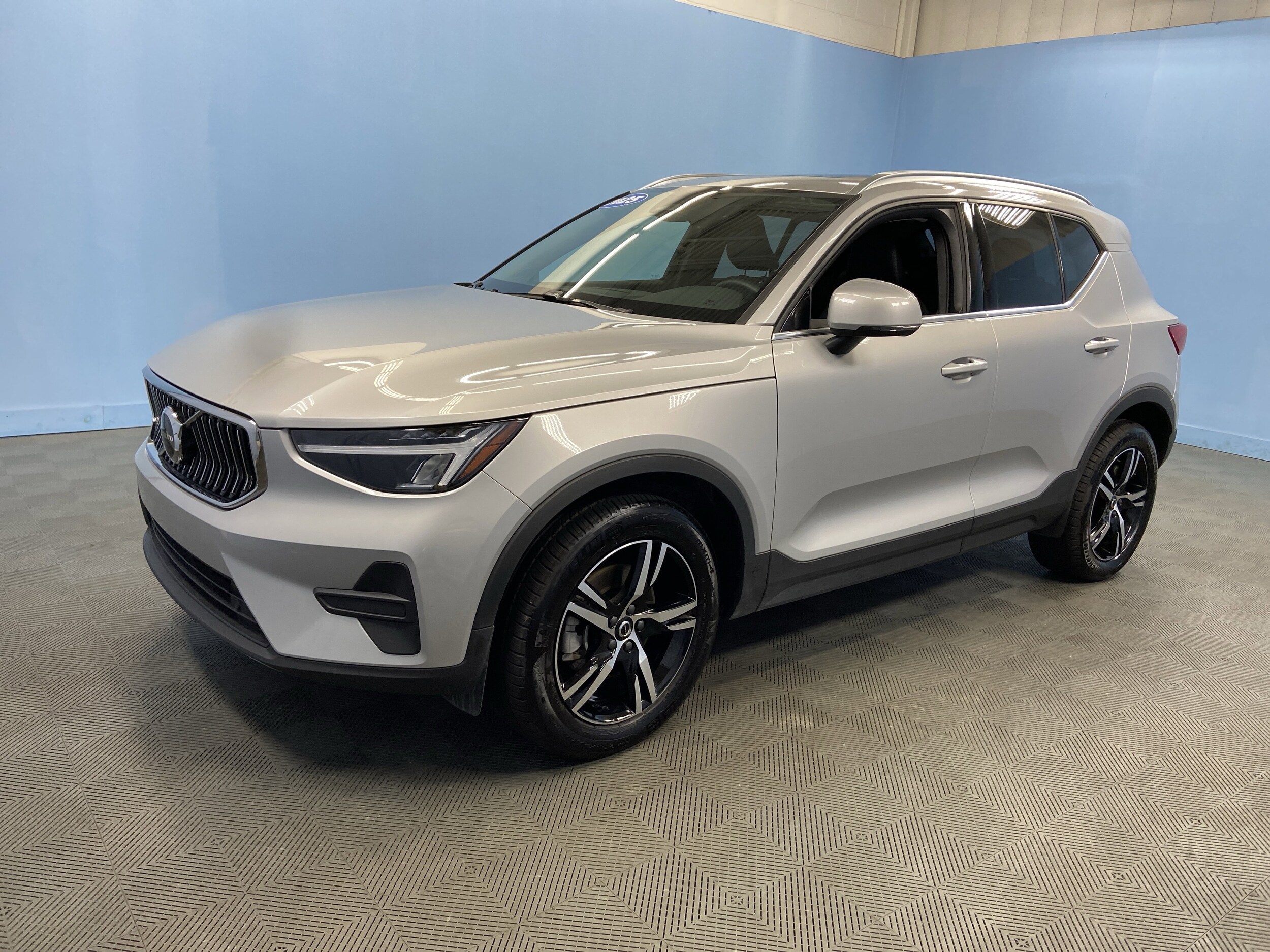 2025 Volvo XC40 Core photo 3
