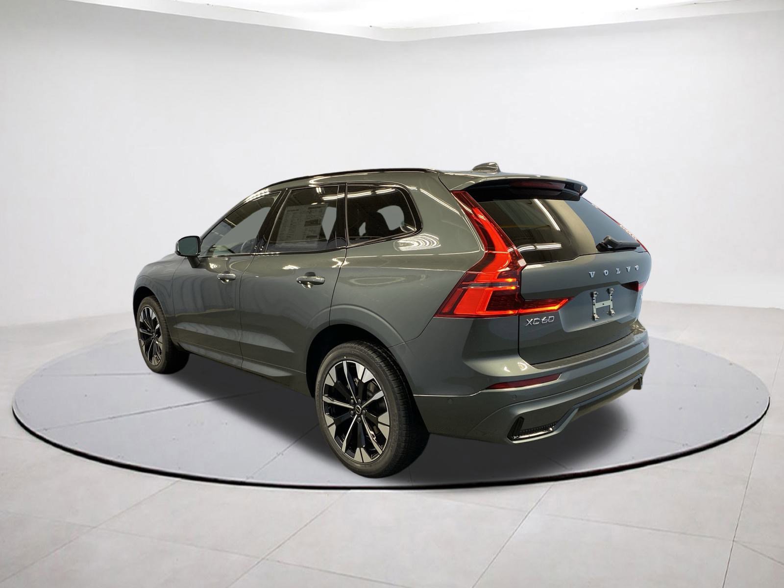 2026 Volvo XC60 B5 Plus photo 4